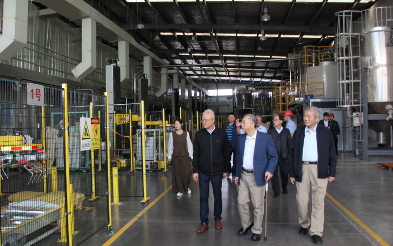 奇美實(shí)業(yè)許春華董事長(zhǎng)參觀車間