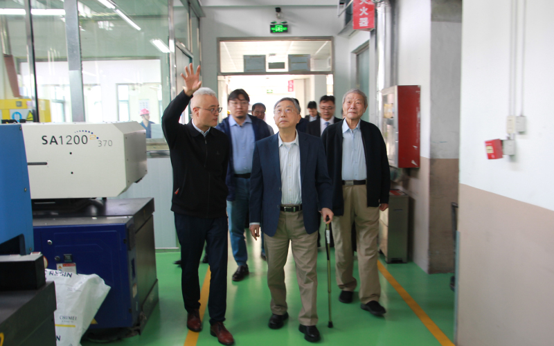 奇美實(shí)業(yè)許春華董事長(zhǎng)參觀研發(fā)車間